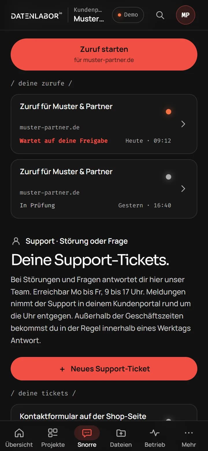 Kundenportal, Bereich Snorre mit zwei Kanälen: oben Zuruf für Änderungen an deiner Website mit Knopf Zuruf starten und zwei Zurufen der Beispielfirma, einer davon wartet auf deine Freigabe. Darunter Support für Störungen oder Fragen mit Knopf Neues Support-Ticket und der Ticketliste.